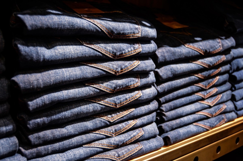 magasin-SERANON-min_jeans_pants_blue_shop_shopping_shelf_exhibition_buy-940702